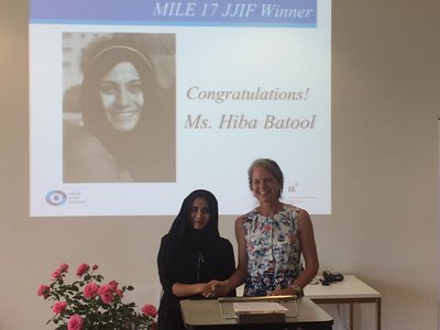 Dr Lee Ann Jackson awards the JJIF award to Hiba Batool    