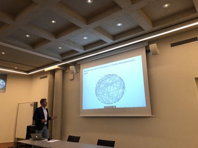Sebastian Klotz presenting at UniBern's 8x8' event    