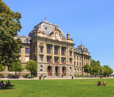 The main building of the University of Bern: with it’s huge green lawn it’s a perfect spot for a summer picnic.    