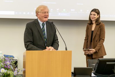 Prof. Emeritus Thomas Cottier awards the Thomas Cottier Prize for Best Thesis to Marianna Henud Cresci (MILE 20) from Brazil    