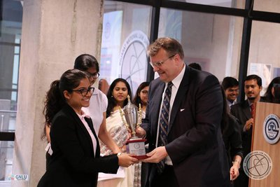 Prof. Michael Hahn presents an award    